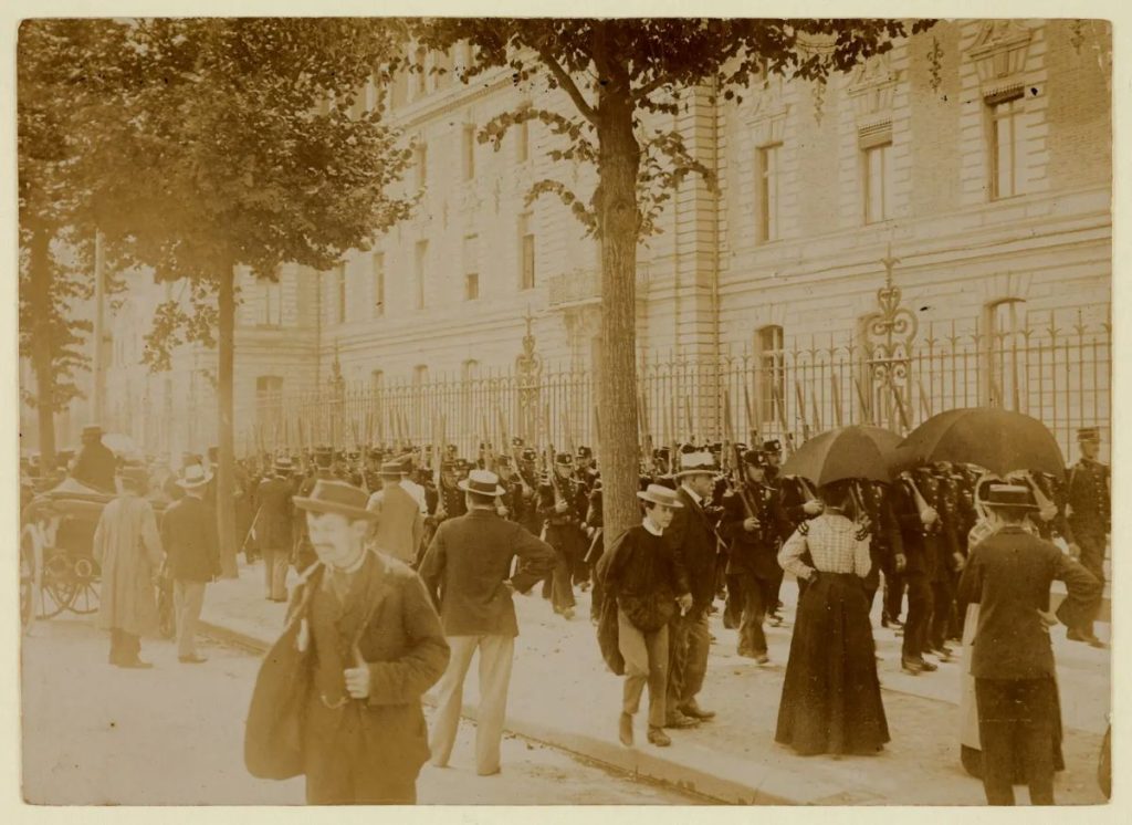 affaire-dreyfus-exterieur-conseil-de-guerre-de-rennes-32952