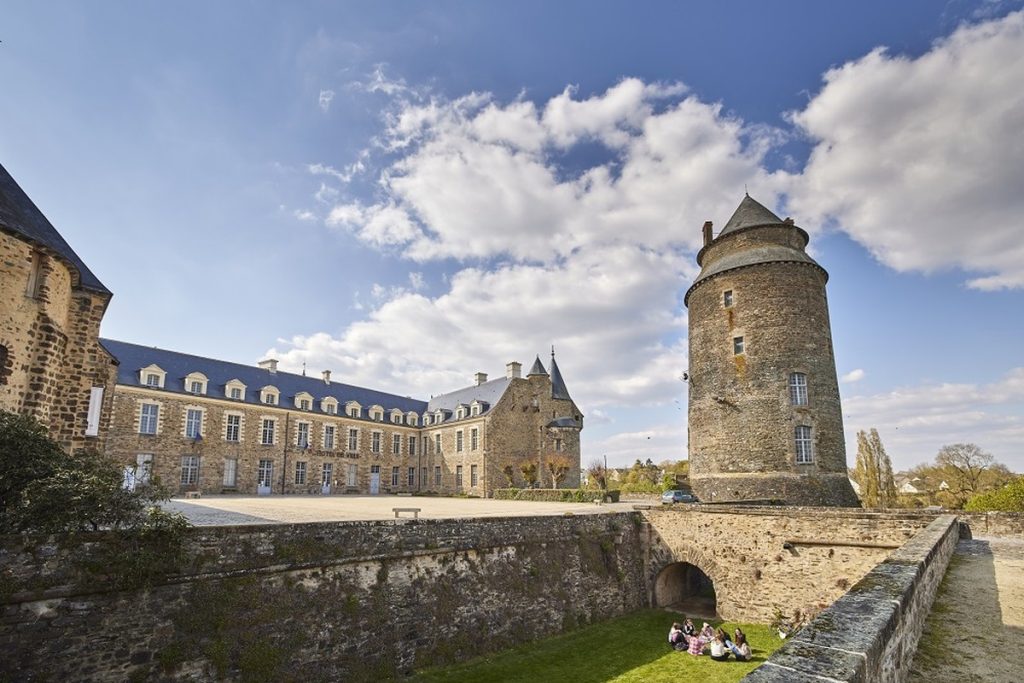 chateau-chateaugiron-alamoureux-1200x800-32869